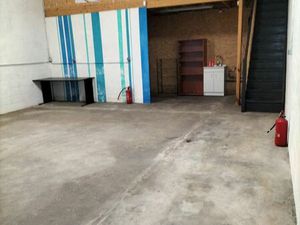 Local professionnel en zone franche