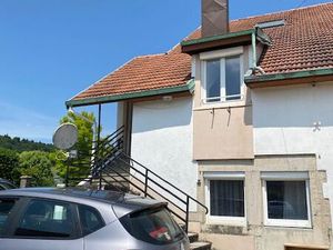 Duplex lumineux dans village