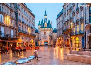 2 places de stationnement + cave de 29 m²