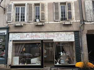 Immeuble avec cachet – Appartement lumineux + local commercial loué