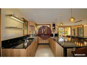 Propriété 6 pièces 216 m²