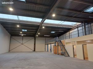 Entrepôt 750m2 grande hauteur sous plafond