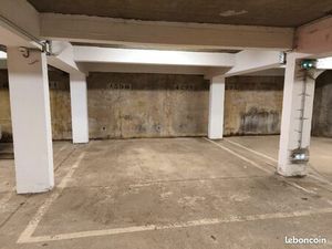 Large Place de parking sécurisé secteur libération