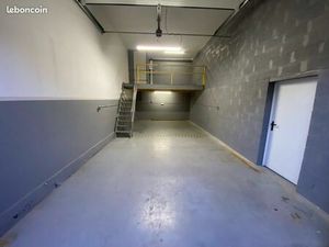 Entrepôt stockage local porte 3.5 X 3.5