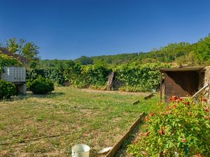 Proximité de Pézenas  superbe jardin potager clôturé de murs