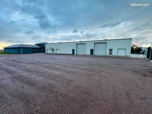 Local commercial 400 m2 à louer entièrement rénové emplacement idéal sur axe passant