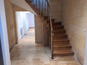 Maison en pierre avec jardin