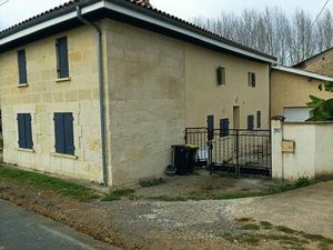 Belle maison en pierre  rénovée  à 2 km du Centre de TARGON -33760 -