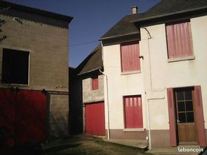 Particulier vend lot de 2 maisons de village + grand hangard et terrain dans une cour comm