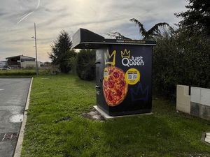 Emplacement pour distributeur à pizzas  boissons  kiosque  laverie  etc…