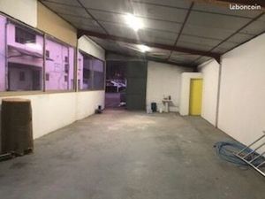 Local spacieux 90 m2 330 mois