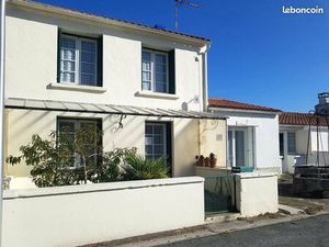 Oléron. Maison à rénover. 6 pièces  3 4 chambres. Grand garage