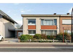 Karaktervolle halfopen woning met garage  oprit en gezell...