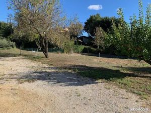 Terrain Plat constructible arboré viabilisé 700m2