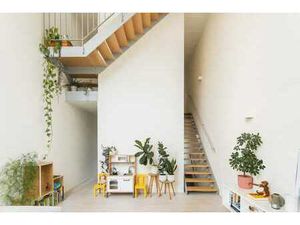 Architecture créative avec de hauts plafonds et une grande t