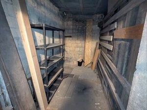Cave 8m2 saine  sol propre et securisée metro Ourcq  facile à décharger en voiture