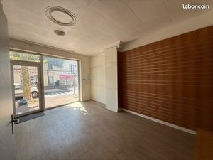 Local commercial 24m2 avec vitrine et cave