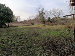 Terrain plat constructible 858 m²