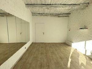 Joli local lumineux avec vitrine