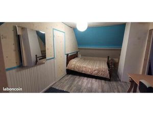 Grande chambre meublée