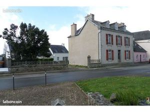 Maison de ville non mitoyenne (rareté en plein centre) avec jardin et places de stationnem