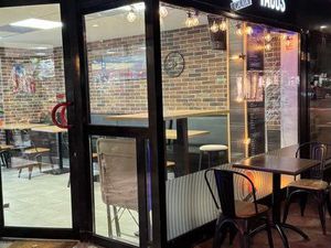 Fonds de commerce – 46 m² – Plein centre de Cluses (Grande Rue)