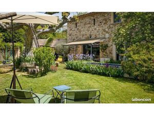 Maison en pierre rénovée avec jardin piscine et garage