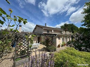 Maison magnifiquement rénovée avec une deuxième maison et un grand jardin
