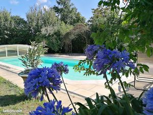 A 30mn de la Rochelle  spacieuse longère Vendéenne de 270 m²  10 pièces  piscine  grange  