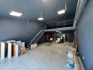Local à louer de 90m2 + 20m2 de mezzanine