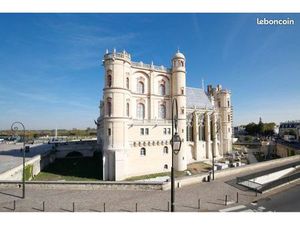 Local commercial face au château de st germain en laye