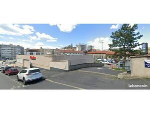 ? À LOUER – Local Commercial 500 m² en Centre-Ville avec 80 Places de Stationnement ?️