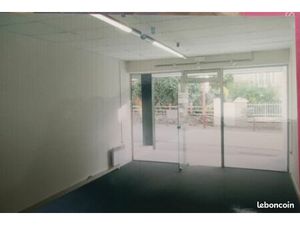 Local commercial plein centre