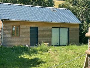Terrain arboré  avec Chalet et cabanon
