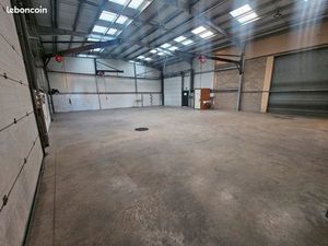 Entrepôt avec bureau