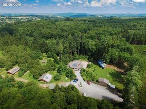 Propriété atypique au milieu des bois avec maison en fuste  gites en fuste et cabanes perc