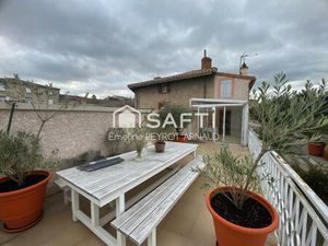 Maison de village rénovée avec terrasse.