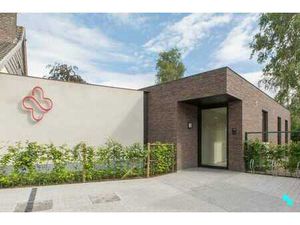 Moderne praktijkruimte met twee private parkeerplaatsen