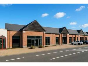 Vaste espace commercial & 25 parkings sur axe à fort trafic