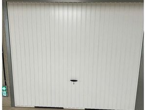 ÉCULLY – BOX DOUBLE FERMÉ À LOUER – 26 m²