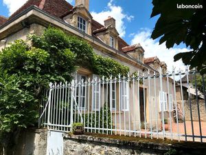 Maison de caractère avec grand jardin clos à louer à l'année
