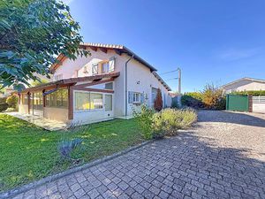 Maison familiale de 110 m2  3 chambres  centre ville avec dépendances  garage terrain de 1