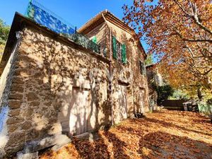 Bâtisse de caractère: charme ancien et fort potentiel d'aménagement !