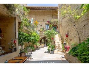 Chaleureuse maison meublée en coeur de village avec jardin