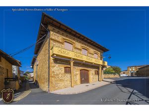 Cachet en centre bourg avec cour