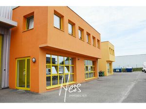 Bureaux de 69m2 sur deux niveaux avec stationnements libres dans la cour