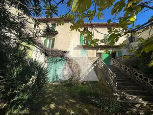 Villelaure Maison de village de 217 m2 Hab avec jardin Garage et dépendances