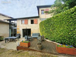 Maison dans une copropriété calme et sécurisée avec extérieur et parking privatif