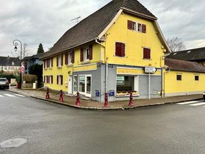 Hirtzbach - Dans un carrefour très visible et stratégique local commercial avec réserve de