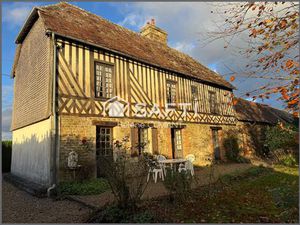 Maison en pierre et colombage  beau potentiel avec ses nombreuses dépendances.
